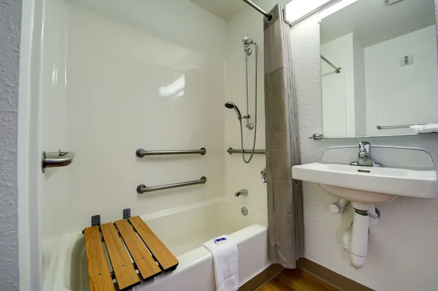 غرفة قياسية بسرير مزدوج لذوي الإعاقة، Motel6 Seattle, WA - Airport 8/10