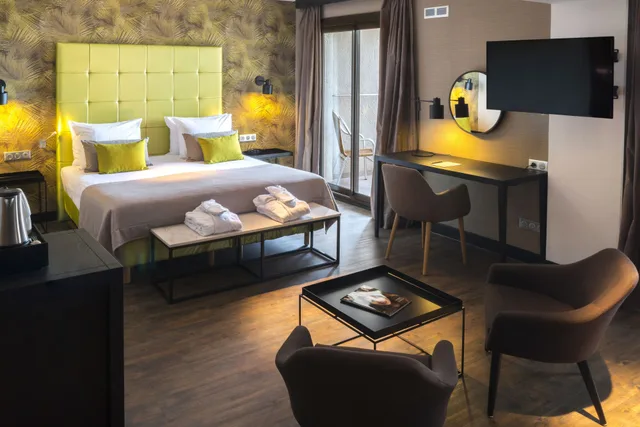 1 Bedroom, Family Suite, Queen and Twin Beds, Balcony, Hotel Saint Aygulf 3/7