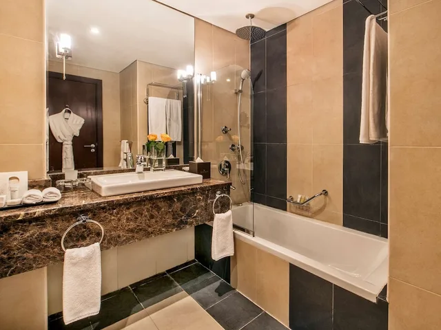 غرفة قياسية بسريرين منفصلين، Golden Tulip Doha 5/6