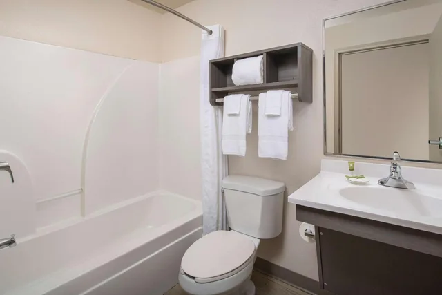 غرفة بسرير كوين مع أريكة، WoodSpring Suites Broken Arrow 4/6