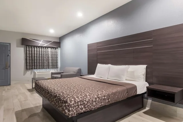 غرفة بسرير كينج، Americas Best Value Platinum Inn Suites 1/4
