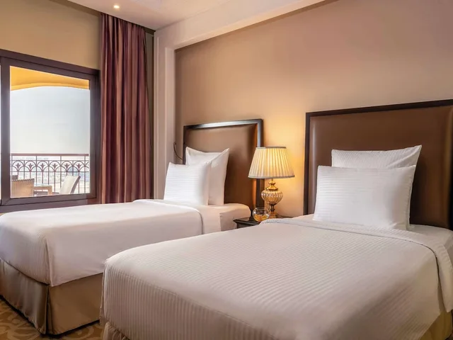 غرفة بريميوم بسريرين منفصلين بشرفة، Pullman Al Marjan Island Resort 1/4