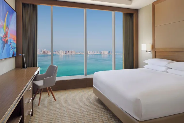 غرفة بسرير كينج بإطلالة على البحر، Delta Hotels Marriott City Center Doha 7/13