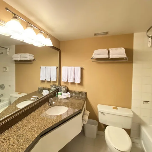 غرفة بسرير كينج وسريرين كوين بإطلالة على الشاطئ في المبنى الرئيسي، Penticton Lakeside Resort 5/5