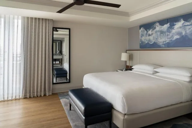 1 Bedroom, Governor, Suite, King Bed, Sofa, Balcony or Terrace، Tampa Marriott Water Street 1/3