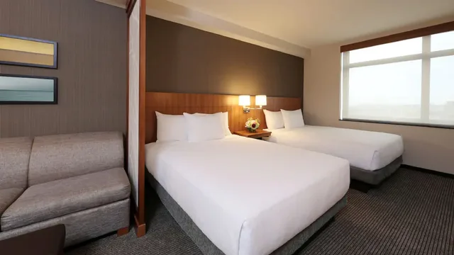 غرفة بسريرين كوين بحوض استحمام لذوي الإعاقة، Hyatt Place Flushing Laguardia Airport 1/1