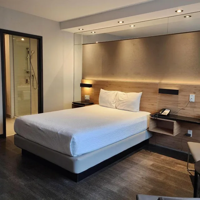 غرفة بسرير كينج وسرير كوين، Ramada by Wyndham Laval 3/9