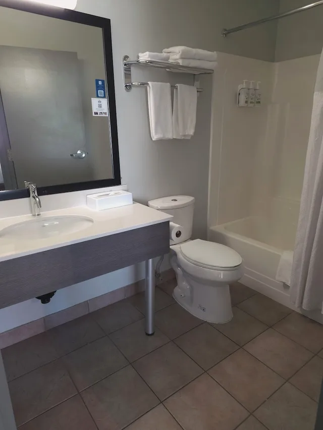Room, 2 Queen Beds, Exterior Entrance, Ground Floor، Days Inn & Suites by Wyndham Moncton 8/8