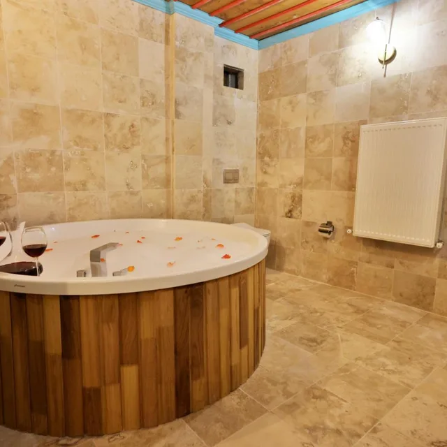 جناح بجاكوزي، Travel Inn Cave Hotel 9/10