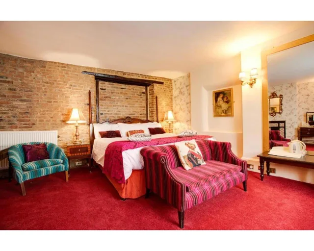 جناح سوبيريور، The Rose and Crown Hotel 3/7