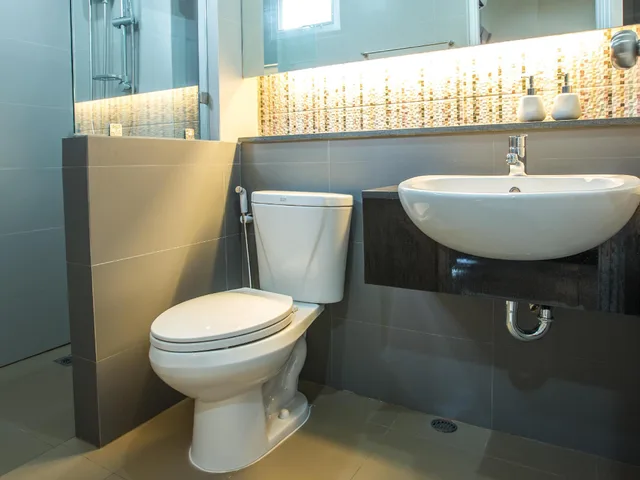 غرفة قياسية بسرير كينج بشرفة، Central Place Serviced Apartment Angsila 2/2