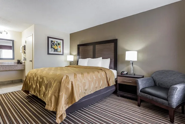 غرفة بسرير كينج لغير المدخنين لذوي الإعاقة، Quality Inn Pinehurst Area 8/10