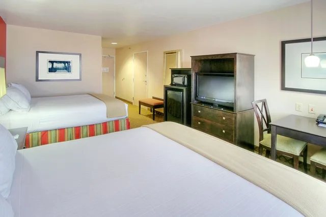 غرفة قياسية بسريرين كوين، Holiday Inn Express Hotel Suites Tucumcari 2/3