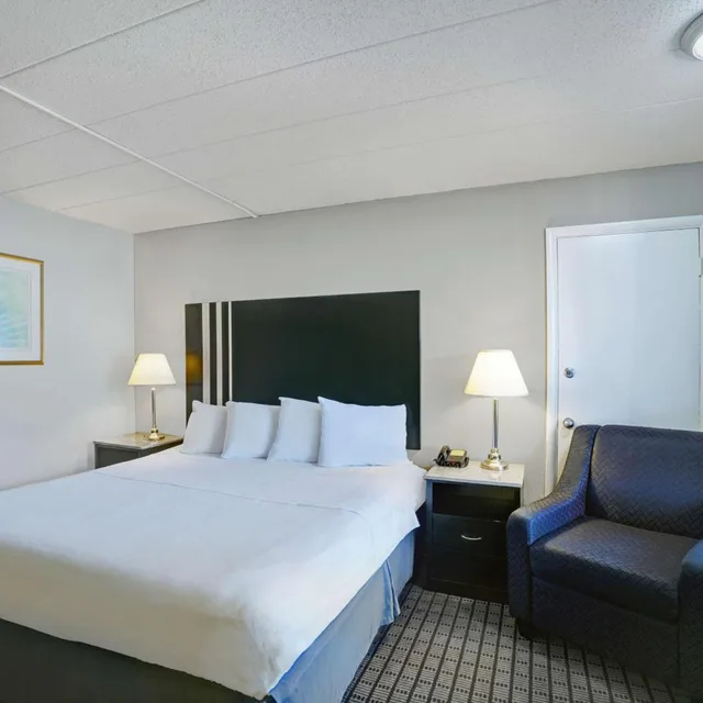 1 King Bed - Mobility Acc Tub Smk Micfridge، Motel6 Washington, PA 8/10