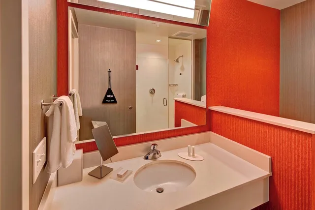 غرفة بسريرين كوين لذوي الإعاقة، COURTYARD WESTBURY LONG ISLAND 4/5