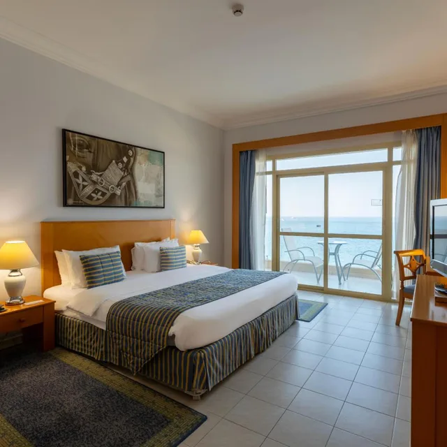 غرفة بسرير كينج بإطلالة على البحر، Azimut Hotel Khasab 1/6