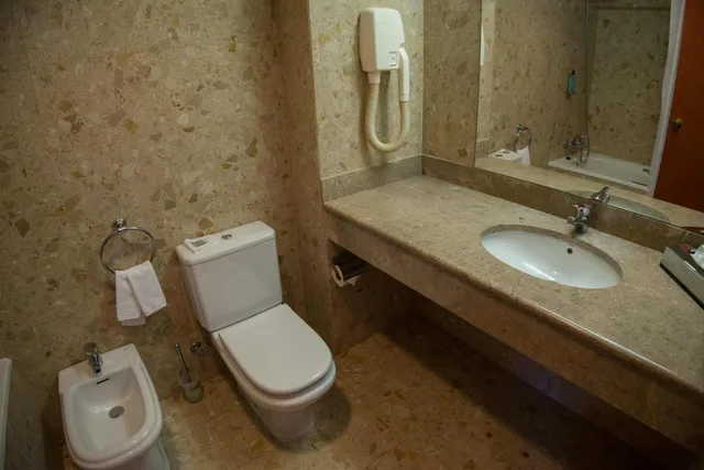 غرفة تنفيذية بسرير مزدوج بإطلالة على البحر، Azoris Faial Garden Resort Hotel 2/6