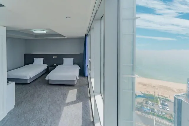 جناح بسريرين منفصلين وسرير كينج بإطلالة جزئية على البحر، Suncloud Hotel 3/5