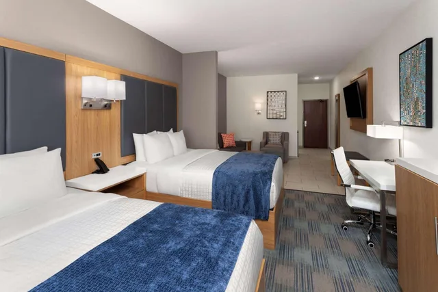 جناح بسرير كوين مع أريكة لذوي الإعاقة، La Quinta Inn & Suites by Wyndham Coralville Iowa City 2/2