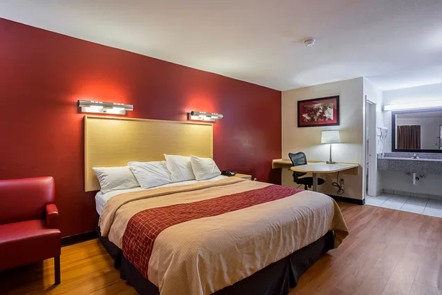 غرفة سوبيريور بسرير كينج، Red Roof Inn West Memphis, AR 2/10