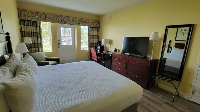غرفة ديلوكس بإطلالة على القناة بشرفة مفردة بسرير كينج، Plantation Resort on Crystal River 2/5