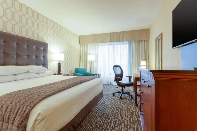 Room, King Bed, High Floor, Drury Plaza Hotel St Louis Chesterfield 5/9