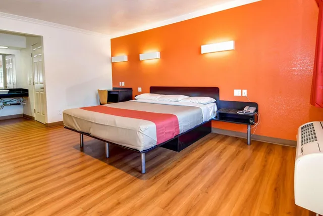 غرفة بسرير كينج لذوي الإعاقة، Motel6 Garden Grove, CA 3/10