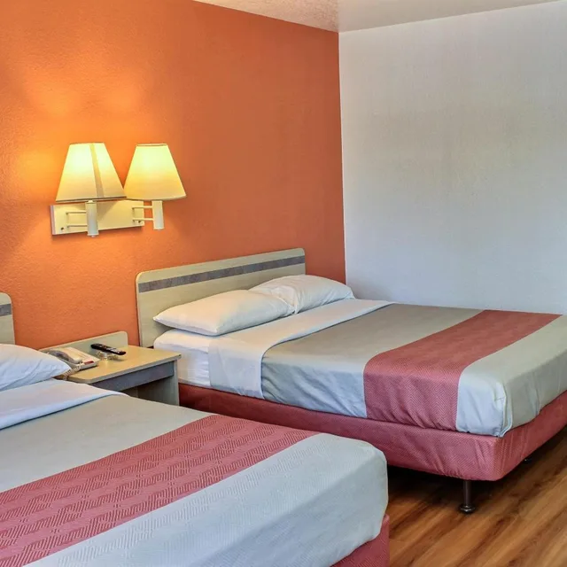 غرفة رباعية لذوي الإعاقة، Motel6 Coalinga, CA - East 6/8