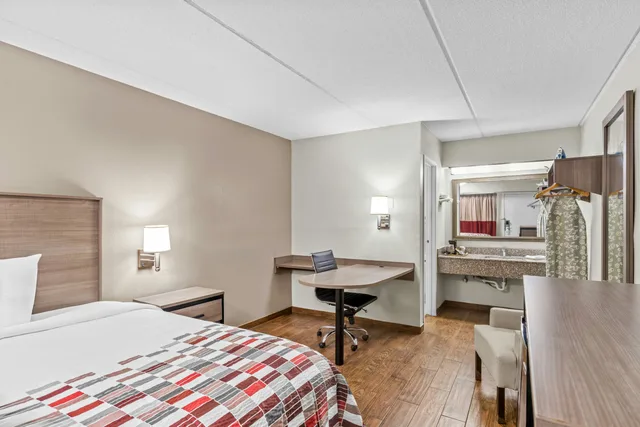 غرفة سوبيريور بسرير كينج، Red Roof Inn Jackson Downtown - Fairgrounds 2/9