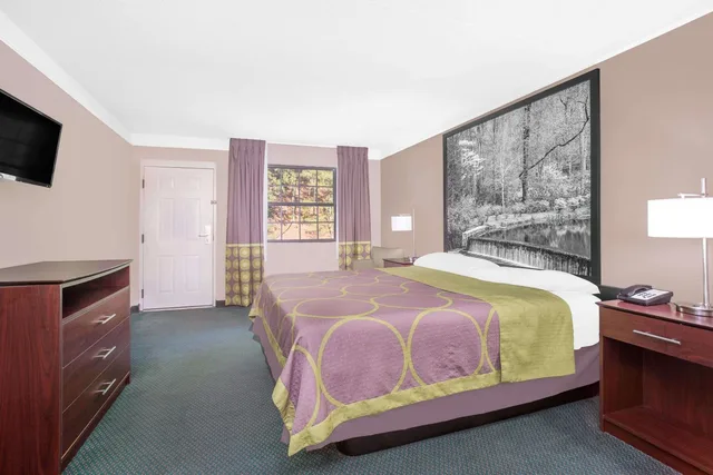 غرفة بسرير كينج للمدخنين، Super 8 By Wyndham Austell/Six Flags 3/10