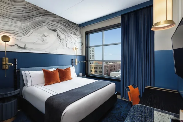 Bronze, King Bed, Accessible، Dream Nashville 1/6
