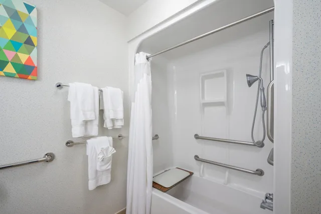 جناح بسرير كينج مع أريكة لذوي الإعاقة، Holiday Inn Express Hotel Suites Quakertown 2/2