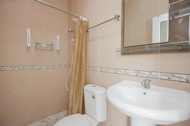 غرفة بسريرين منفصلين، Reddoorz Permata Sari Karawaci 5/6