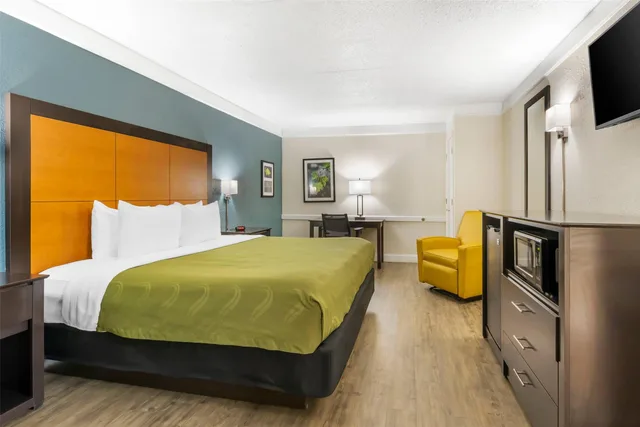 غرفة بسرير كينج، Quality Inn & Suites North Charleston Ashley Phosphate 1/3