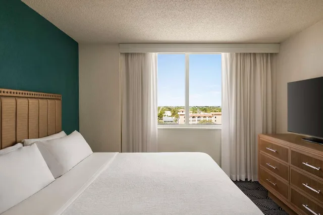 Suite, King Bed, Sunset View, Balcony, Accessible، Embassy Suites by Hilton Deerfield Beach Resort & Spa 1/2