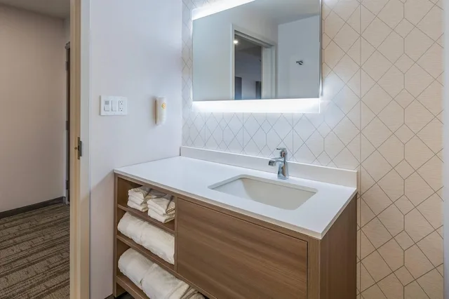 غرفة بسرير كينج، Comfort Inn and Suites Bradford 3/3