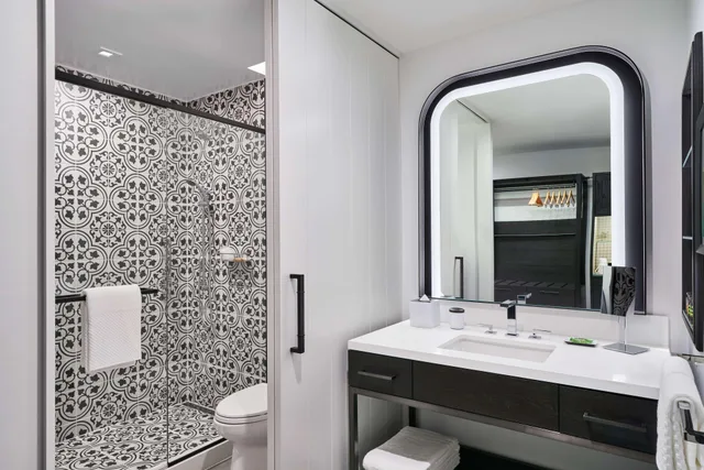 Room, King Bed, Riverwalk View، Canopy By Hilton San Antonio Riverwalk 2/2