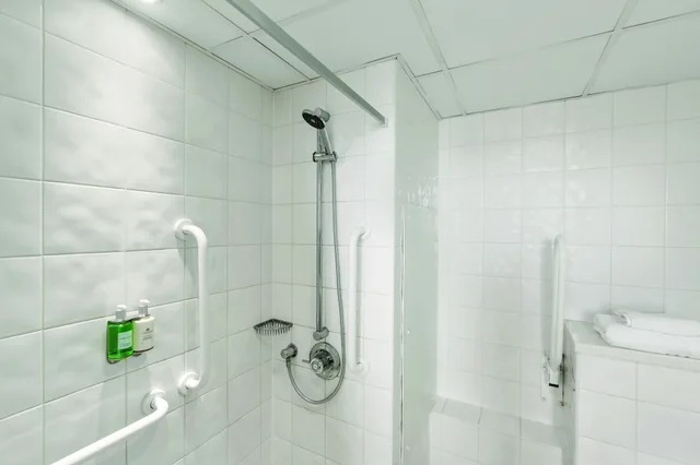 غرفة بسريرين منفصلين لذوي الإعاقة، Ramada Hotel & Suites by Wyndham Coventry 3/3