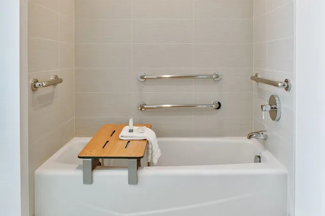 جناح جونيور لذوي الإعاقة، The Westin Denver International Airport 4/4