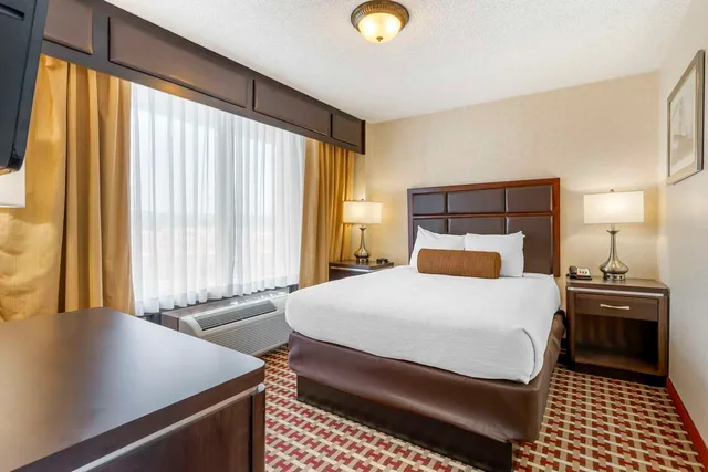 2 Rooms, Suite, Triple, Queen Bed, Sofa, Best Western Plus Grosvenor Airport Hotel 1/2