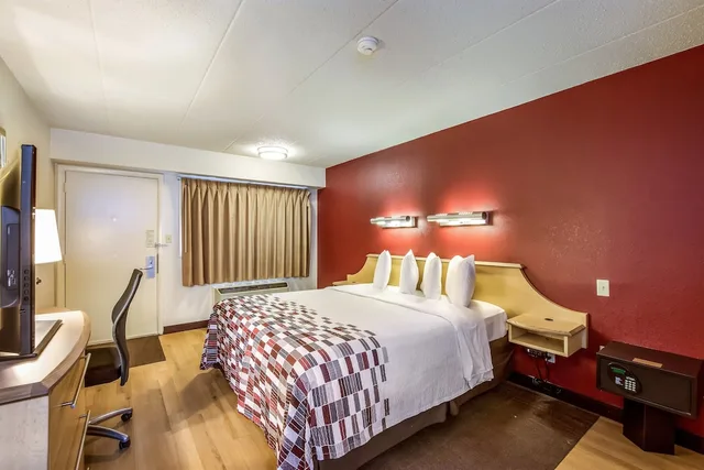 غرفة قياسية بسرير كينج، Red Roof Inn Detroit - Plymouth/Canton 1/3