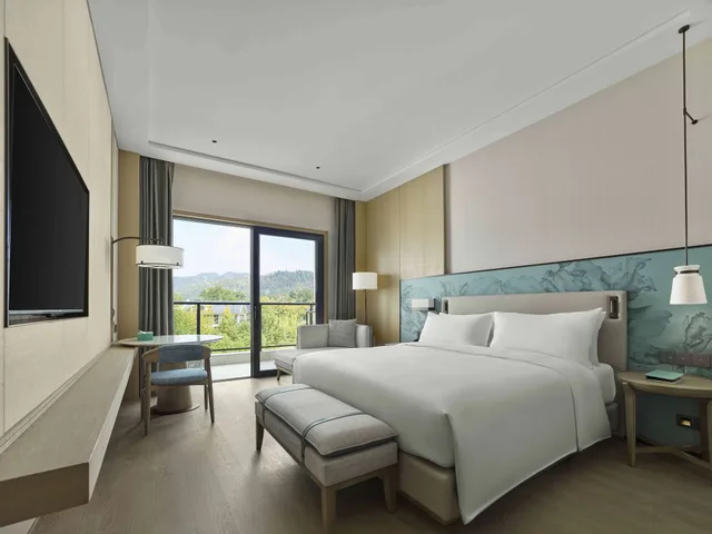 غرفة ديلوكس بسرير كينج بإطلالة على الحديقة، DoubleTree by Hilton Taizhou Shenxianju 3/8