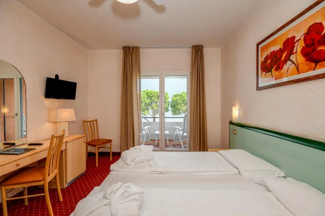 غرفة بسرير مزدوج بإطلالة على البحيرة، Hotel Du Lac 1/8