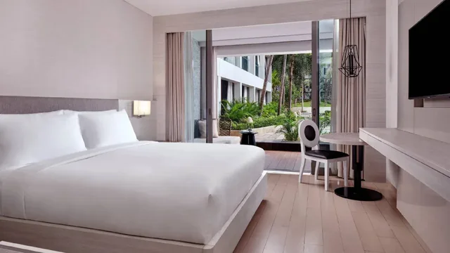 غرفة ديلوكس بسرير كينج بإطلالة على المسبح، The Stones Hotel Legian Bali Autograph Collection 6/8