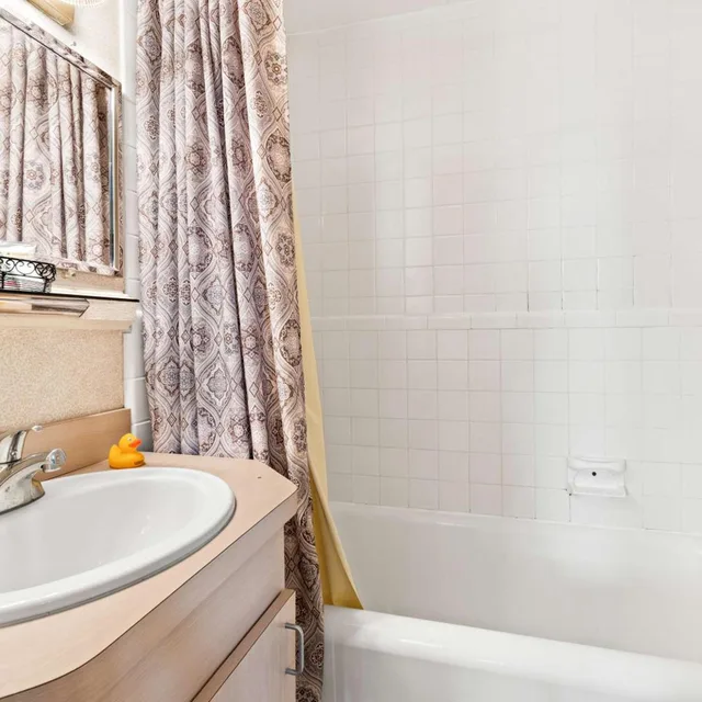 جناح بسرير كينج مع أريكة، Genetti Hotel SureStay Collection By Best Western 7/8