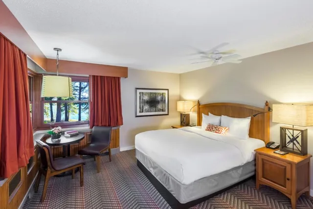 غرفة بسرير كوين، Fairmont Jasper Park Lodge 1/4