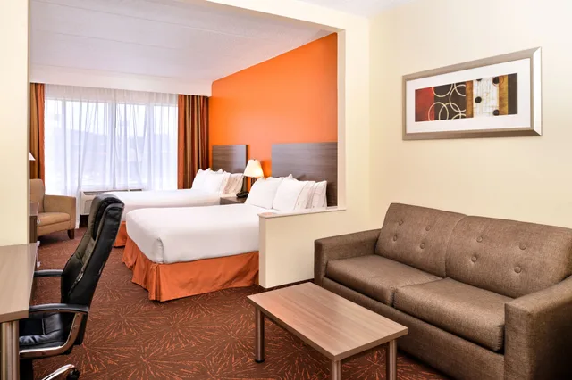Suite, 2 Queen Beds, Sofa, Holiday Inn Express Hotel And Suites Chattanooga At Lookout Mtn Tn 5/10