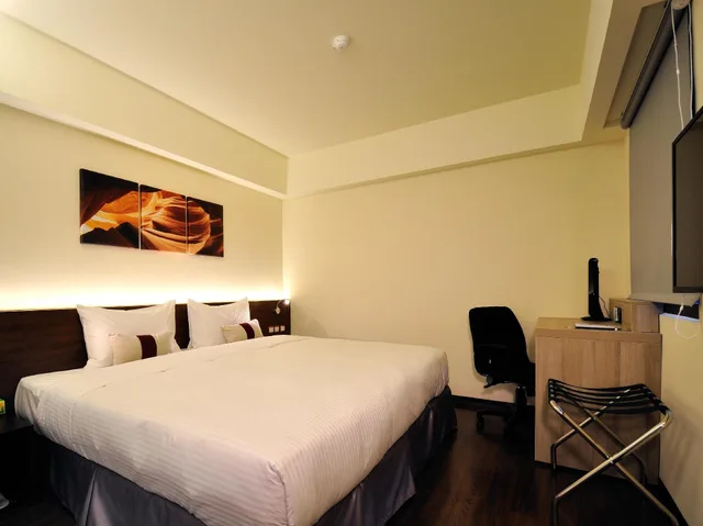 Room, King Bed, King and Twin Beds, Audi Garden Business Hotel 1/2