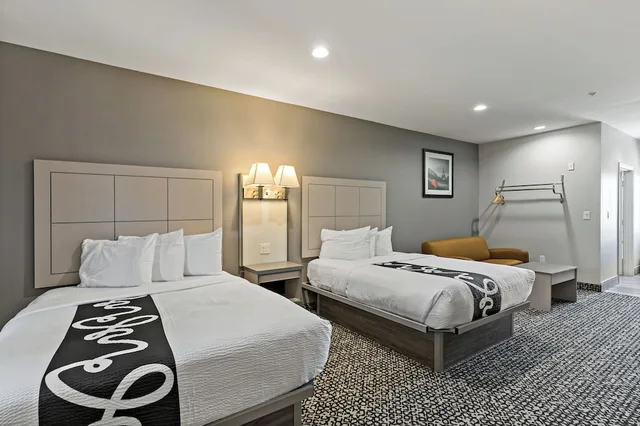 Deluxe, Suite, 2 Queen Beds, Kitchen, Paris Inn Suites 1/8