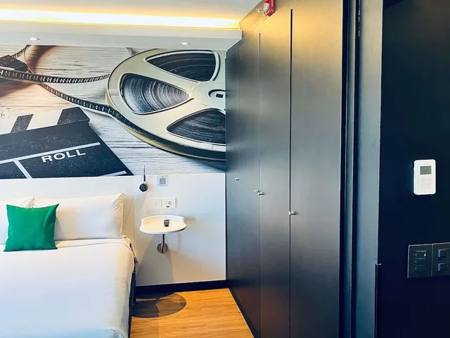 غرفة عائلية بسرير مزدوج وسريرين منفصلين، Ibis Styles Montevideo Biarritz 6/10